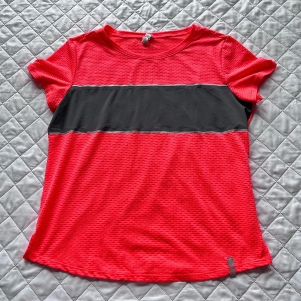UA SPORTS Tee - Picture 1 of 5